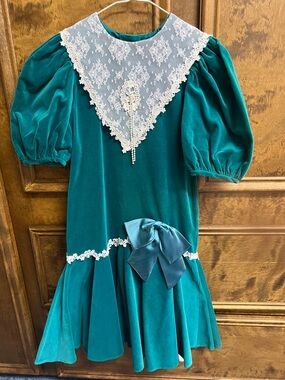 Girls' Green Velvet Lace-Trimmed Formal Dress with Bow